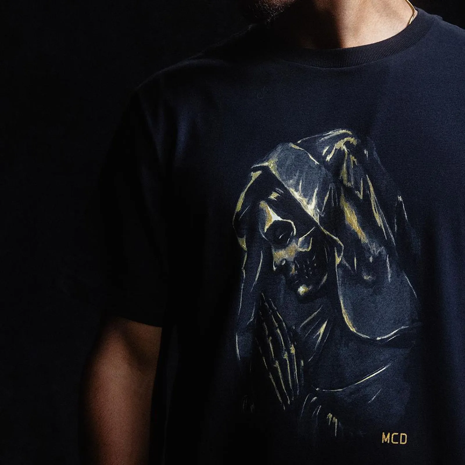 Camiseta Regular MCD Santa Dourada - Imagem 3