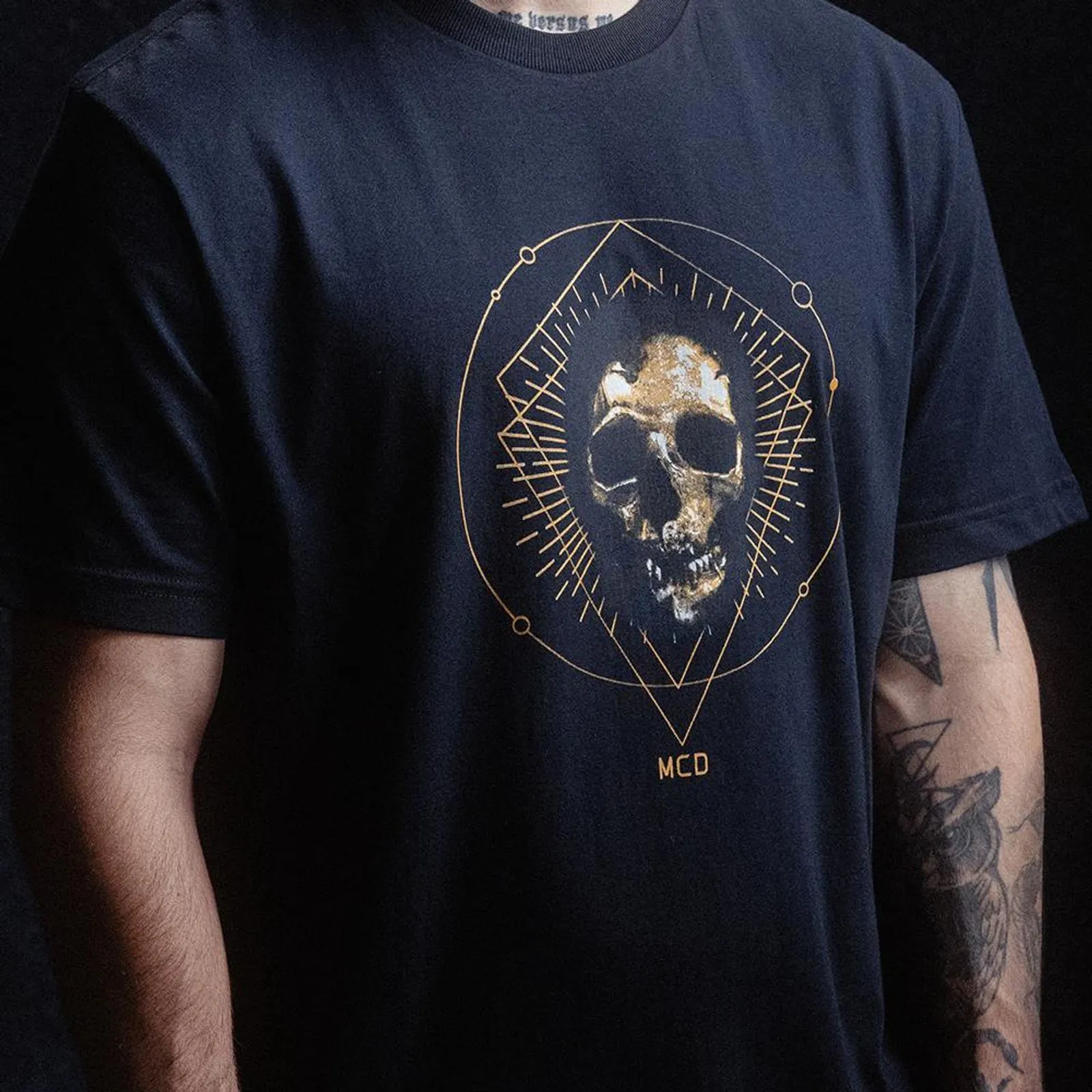Camiseta Regular MCD Caveira Dourada - Imagem 3